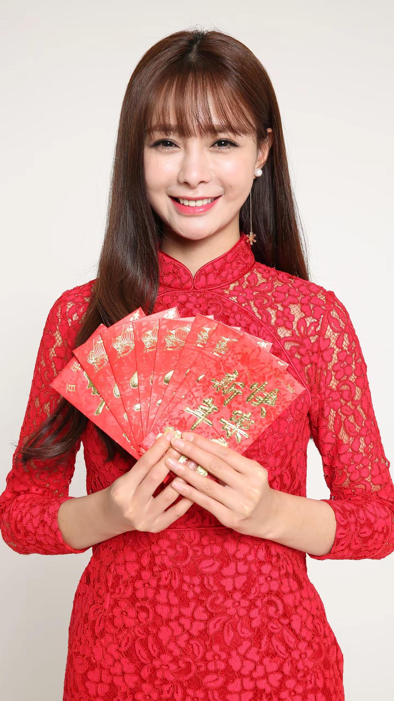 新年快乐。新年红沈梦辰白冰郭采洁明星新年氛围组已就位