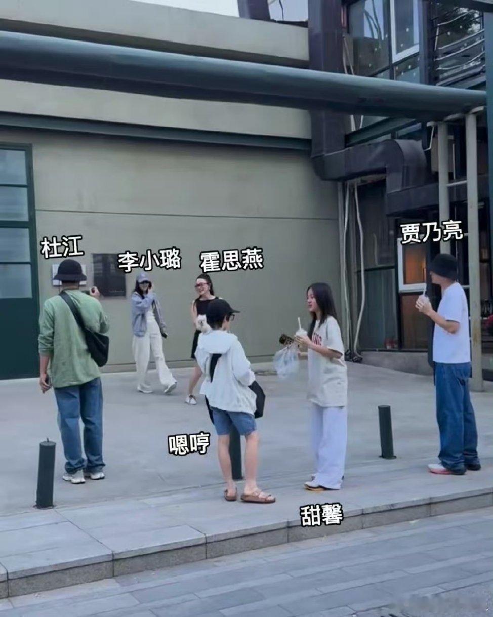 霍思燕一家与贾乃亮一家出游离婚了，还能陪孩子一块出去玩，这样挺好的[