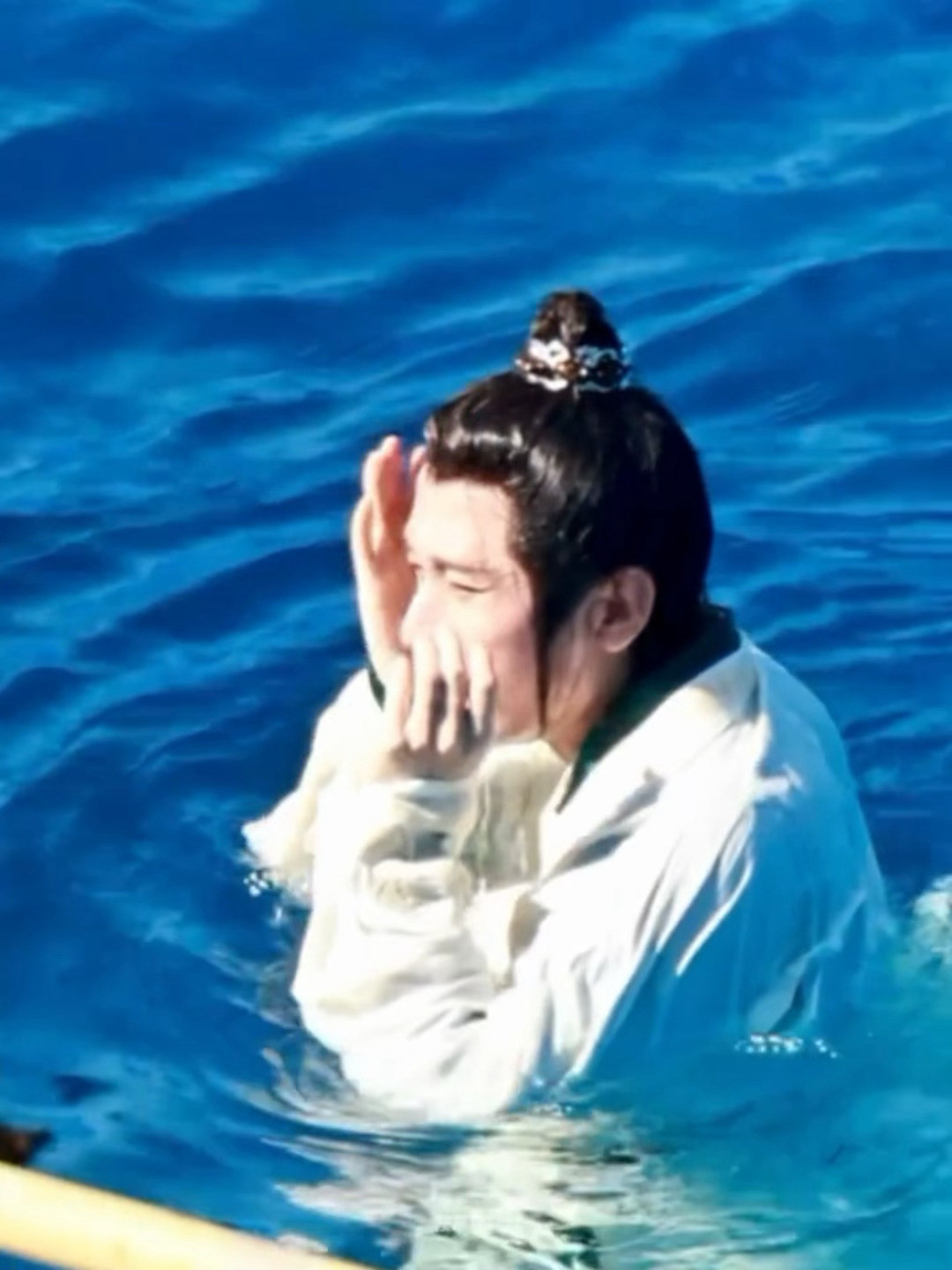 天呢成毅拍下水戏份的时候撞到了头，起了好大一个包[哭哭][哭哭]成毅拍