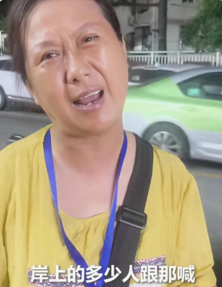 请记住青岛这位卖玉米的阿姨，她叫刘玉荣，58岁了！一名女孩落水，阿姨说，岸上