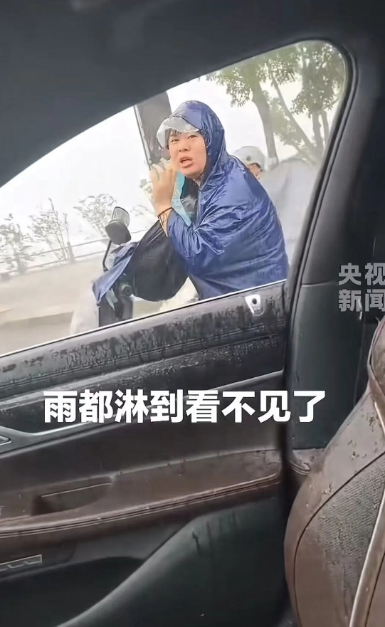 “教科书式高考，一家人上了人民日报！”江西九江，下暴雨妈妈开车送小儿子参加高考，