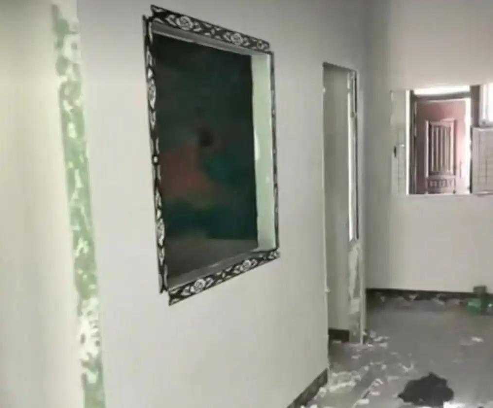 一男子租了一套毛坯房，自费装修后一住就是八年，退房时，房东本以为租客会把可拆卸的