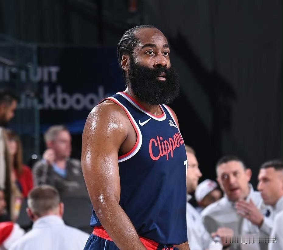 哈登终于歇着了！快船队官方宣布：球队后卫哈登将因左小腿挫伤缺席明天对阵雷霆队