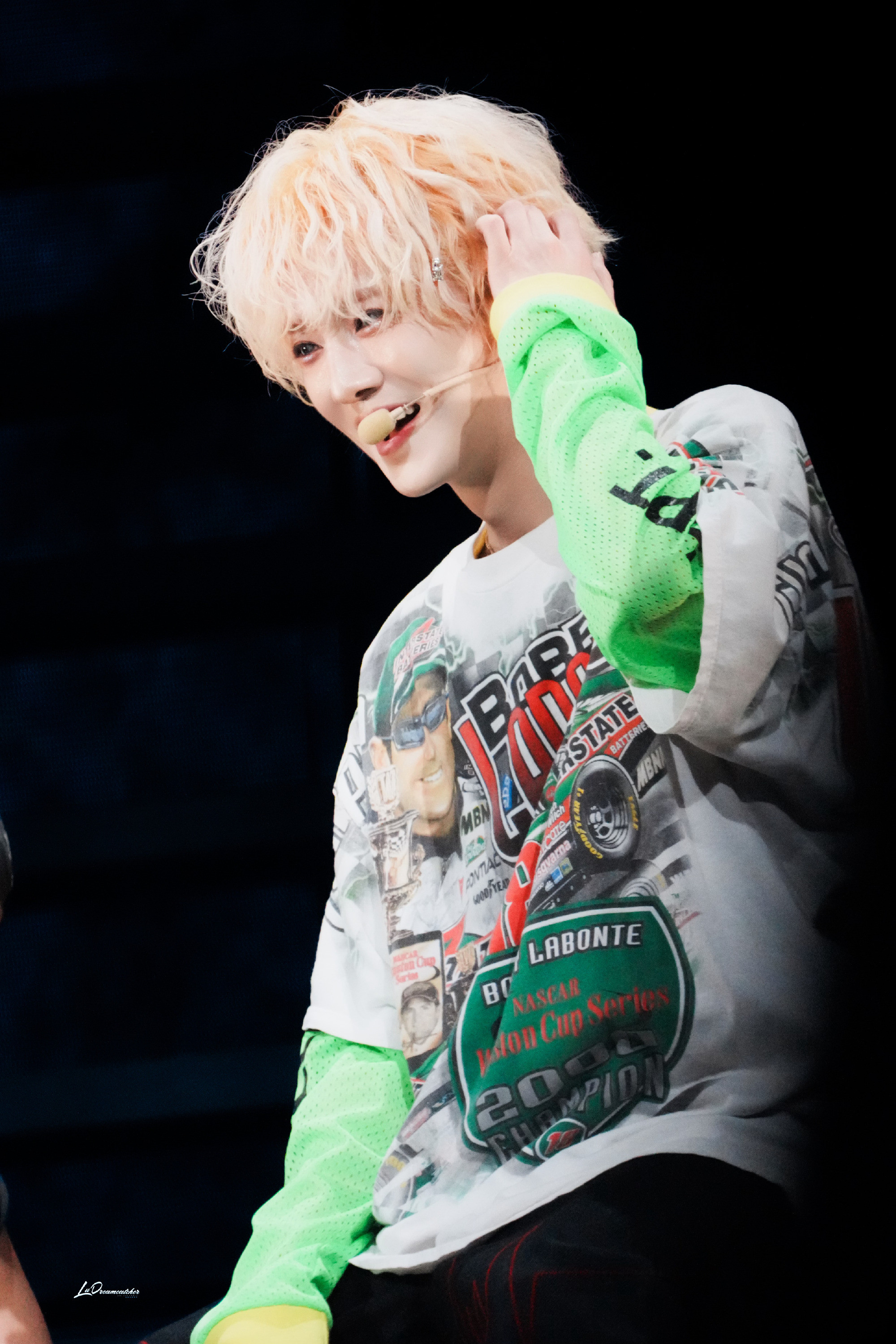 鹿晗承受的网暴我至今无法想象但是看到他还能这样笑，逗粉丝真的很好我哥是懂得把一点