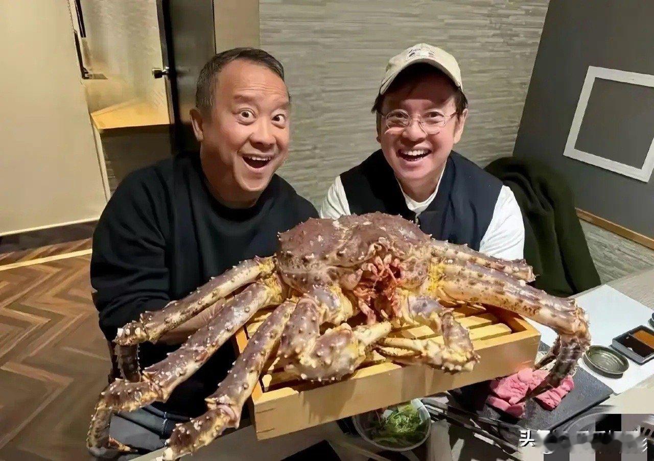 今年73岁的曾志伟也太拼了，昨晚看了张学友香港演唱会，衣服都没换今天就现身深圳机