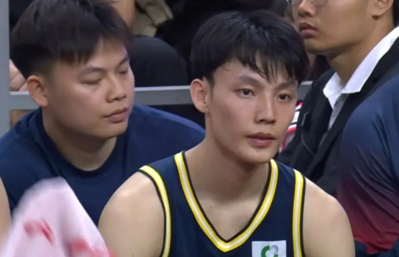 实话实说，广东队以胡明轩徐杰为核心是不可能成功的。胡明轩巅峰已过。徐杰组织可