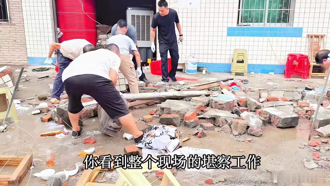 阿姨亲眼目睹“女儿墙”倒塌的过程下午5点过后，全村人都到坐齐准备吃席了，阿姨是当