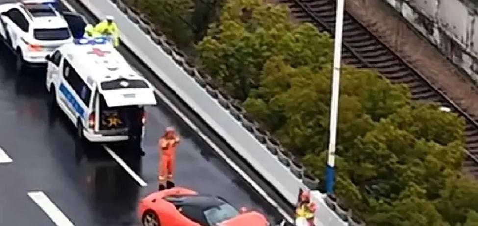 看完那段视频，我真是愣了半天。晚高峰的沪闵高架，一辆几百万的红法拉利...