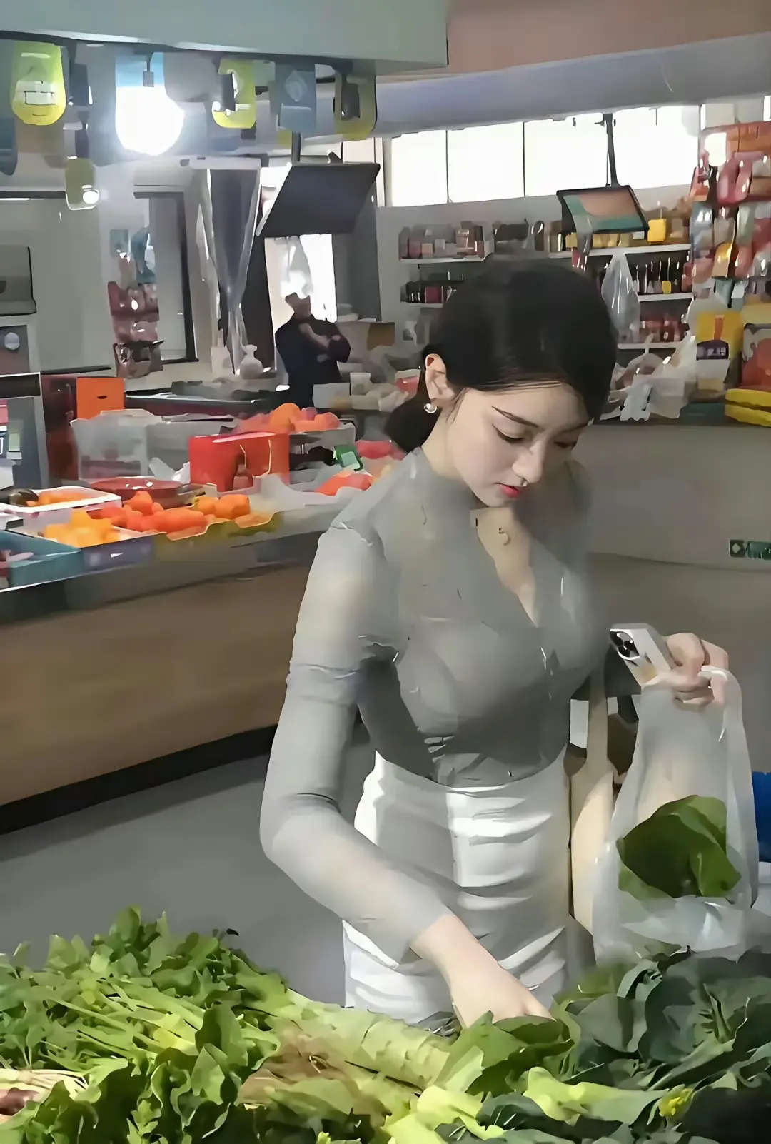 每天为了看她一眼，才开的菜铺