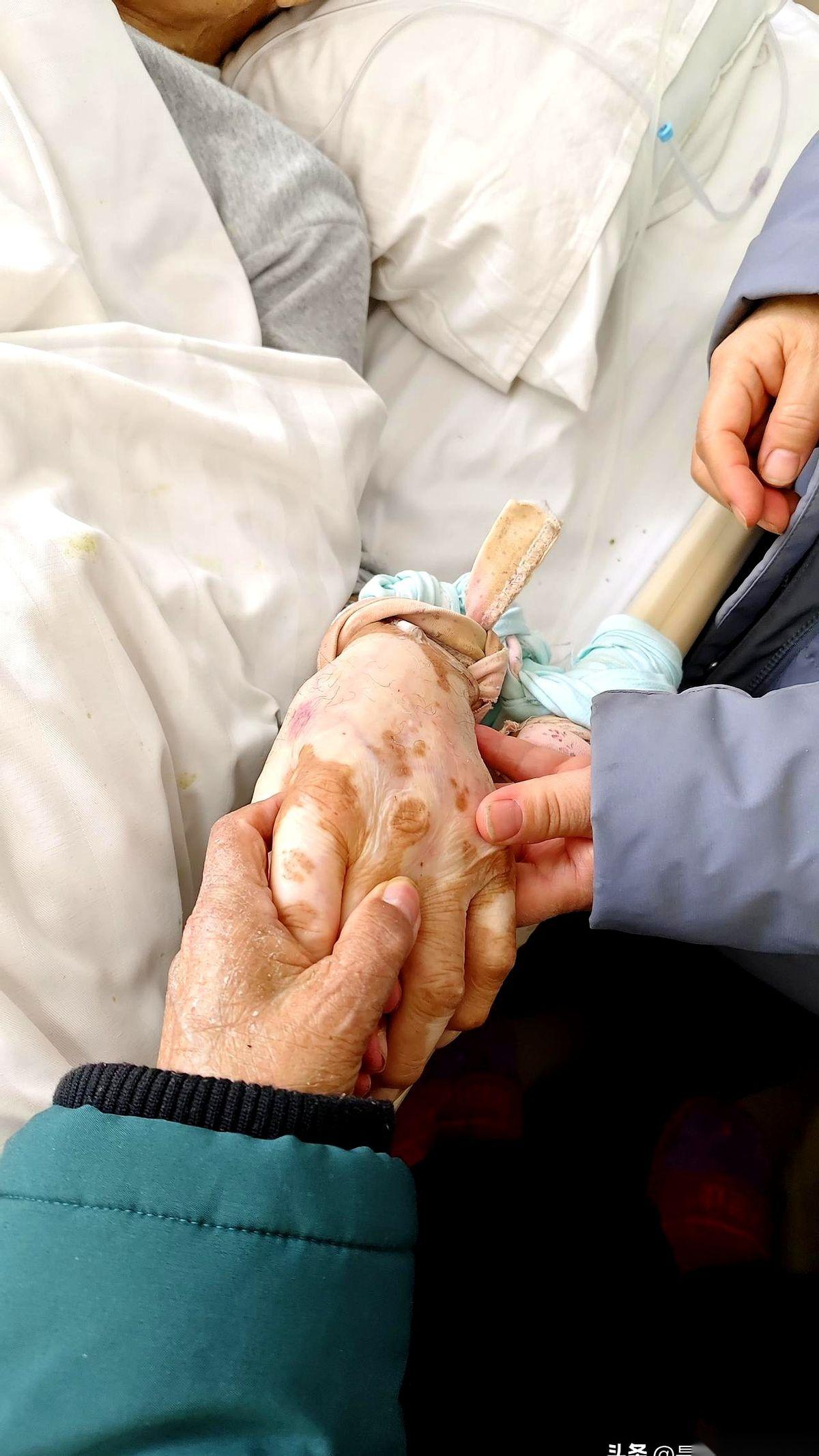 我跟你说个事儿，你可能觉得有点“冷血”。公公96岁走了，出殡前一天，大伯哥居然