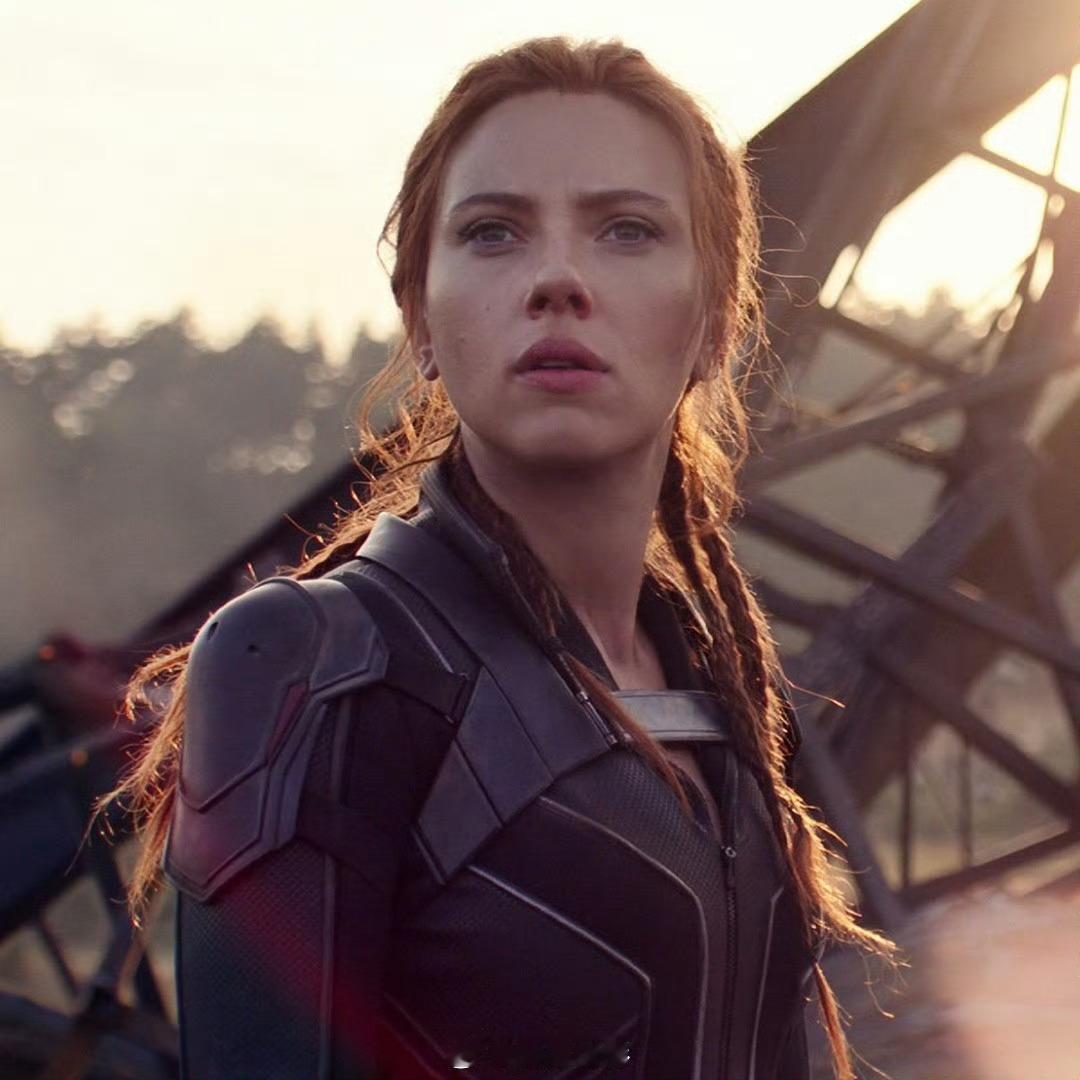 电影票房最高的十位演员中，有八位是漫威明星，佐伊·索尔达娜登顶。1. 佐伊·索尔