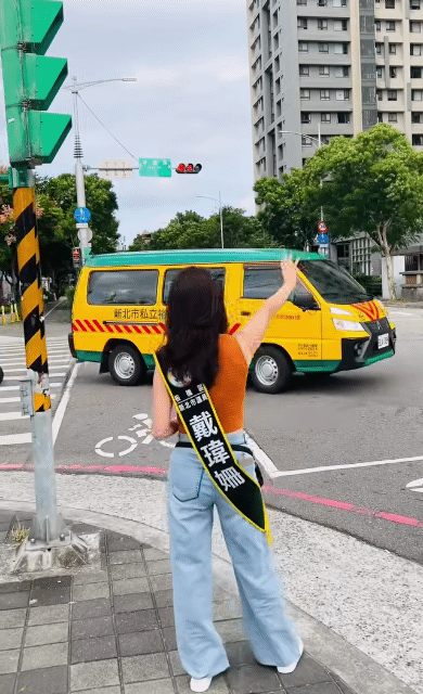 我真的服了民进党这个戴玮姗，10月15日一大早她穿一件无袖上衣站在新北市板桥区合