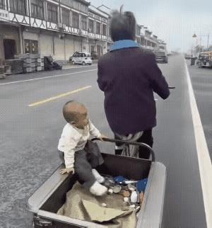奶奶呀奶奶你真是太大意了！你倒是回过头来看一看呀，这样下去绝不是小事啊，如果摔一