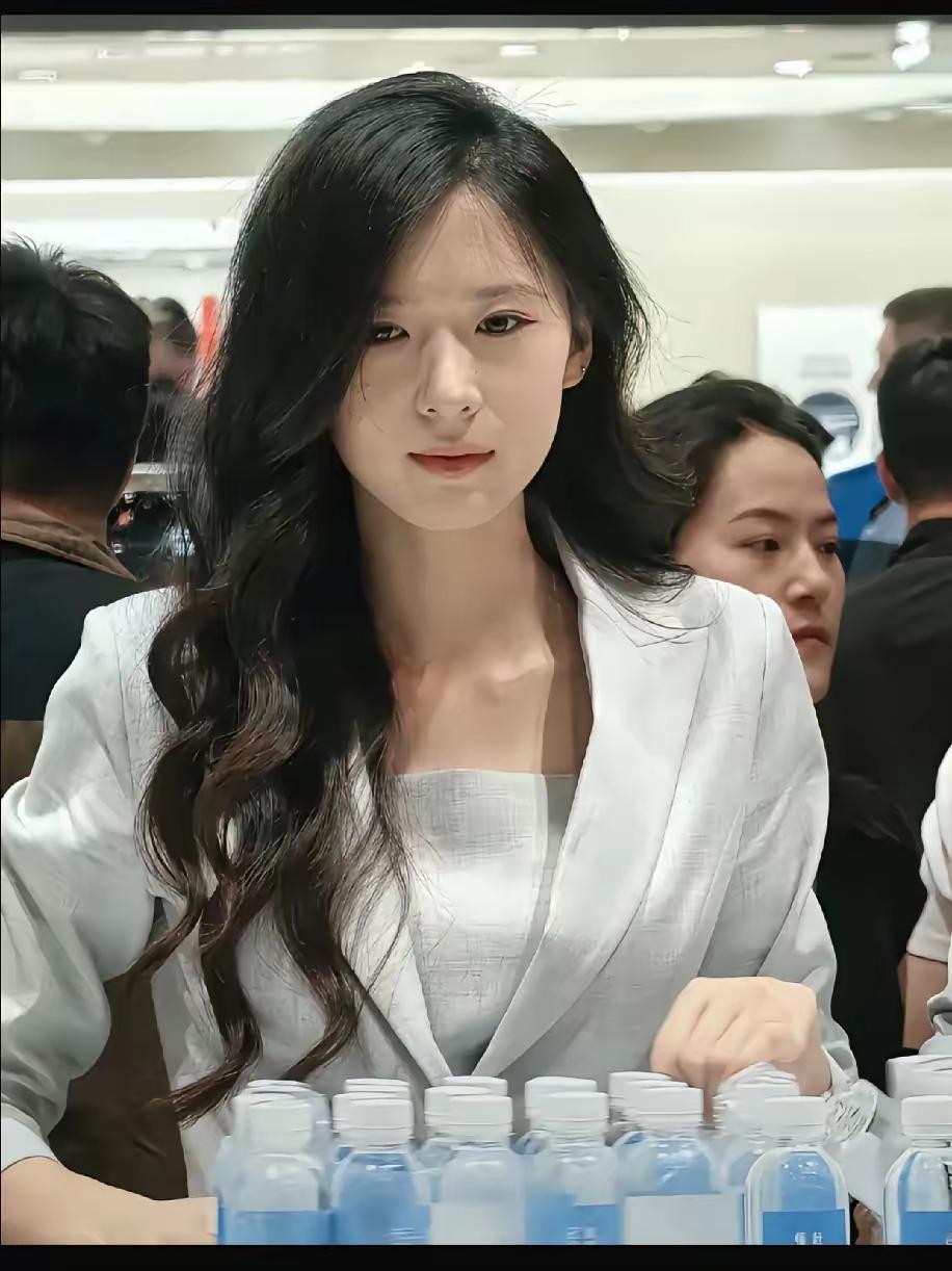 🏁2026北京车展，小米展台一送水女员工意外爆火。侧颜神似吴优，正脸酷似章泽