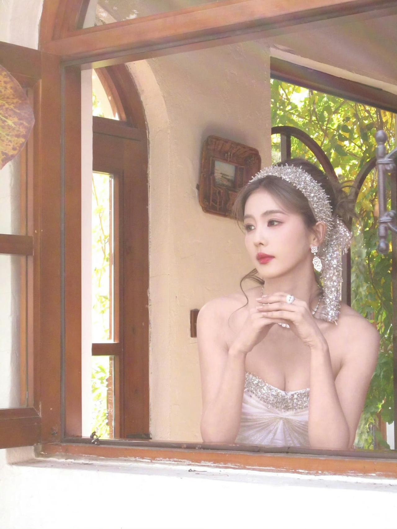 白鹿说我不是第一次一年播三部剧，内娱劳模天花板非白鹿莫属了吧！白鹿微博视界大会的