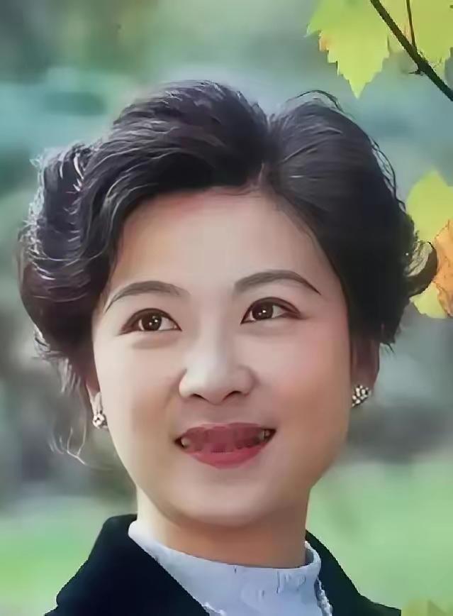 2024年丈夫葬礼，76岁王馥荔全程没掉一滴泪，身姿挺直，死死攥着痛哭的儿子王骁