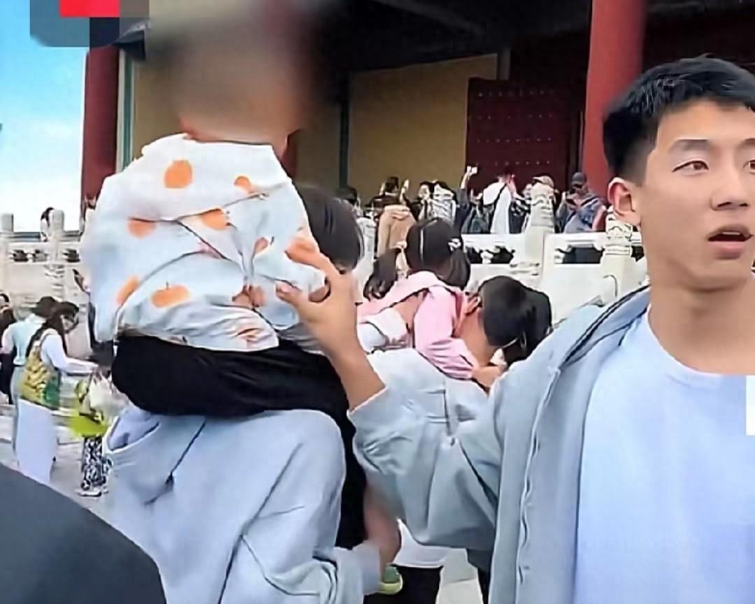 5月3日，北京天坛上演暖心一幕。面对走散的幼童，几名大学生没有选择冷漠路过，而是