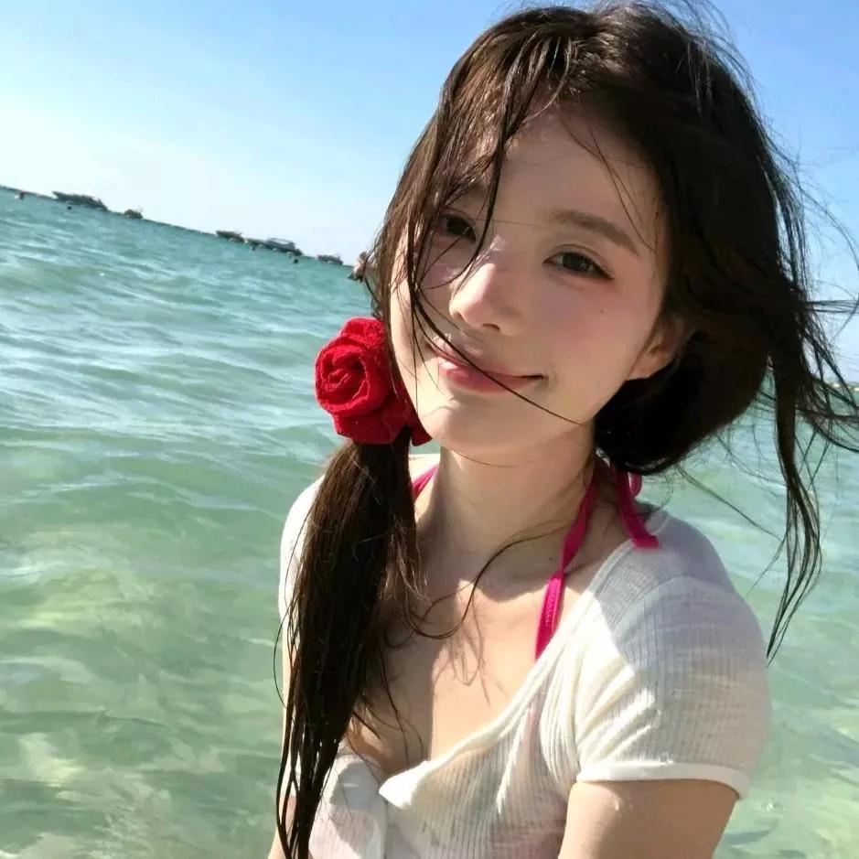 海风吹拂的夏天，美丽女孩与大海的邂逅🌊💕海边花海少女海边活力少女海边度假