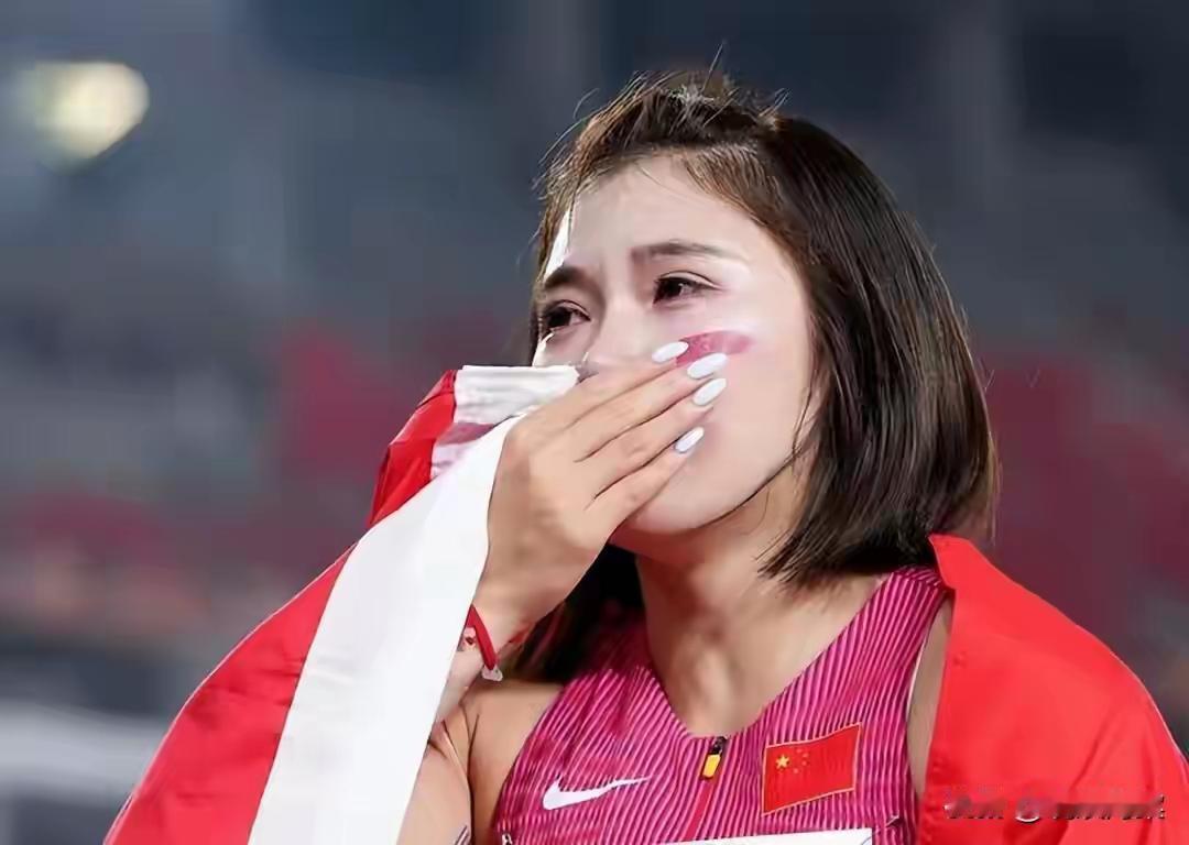 拿到铜牌，漂亮的吴艳妮哭的梨花带雨亚运女子100米栏决赛落幕，吴艳妮第三个