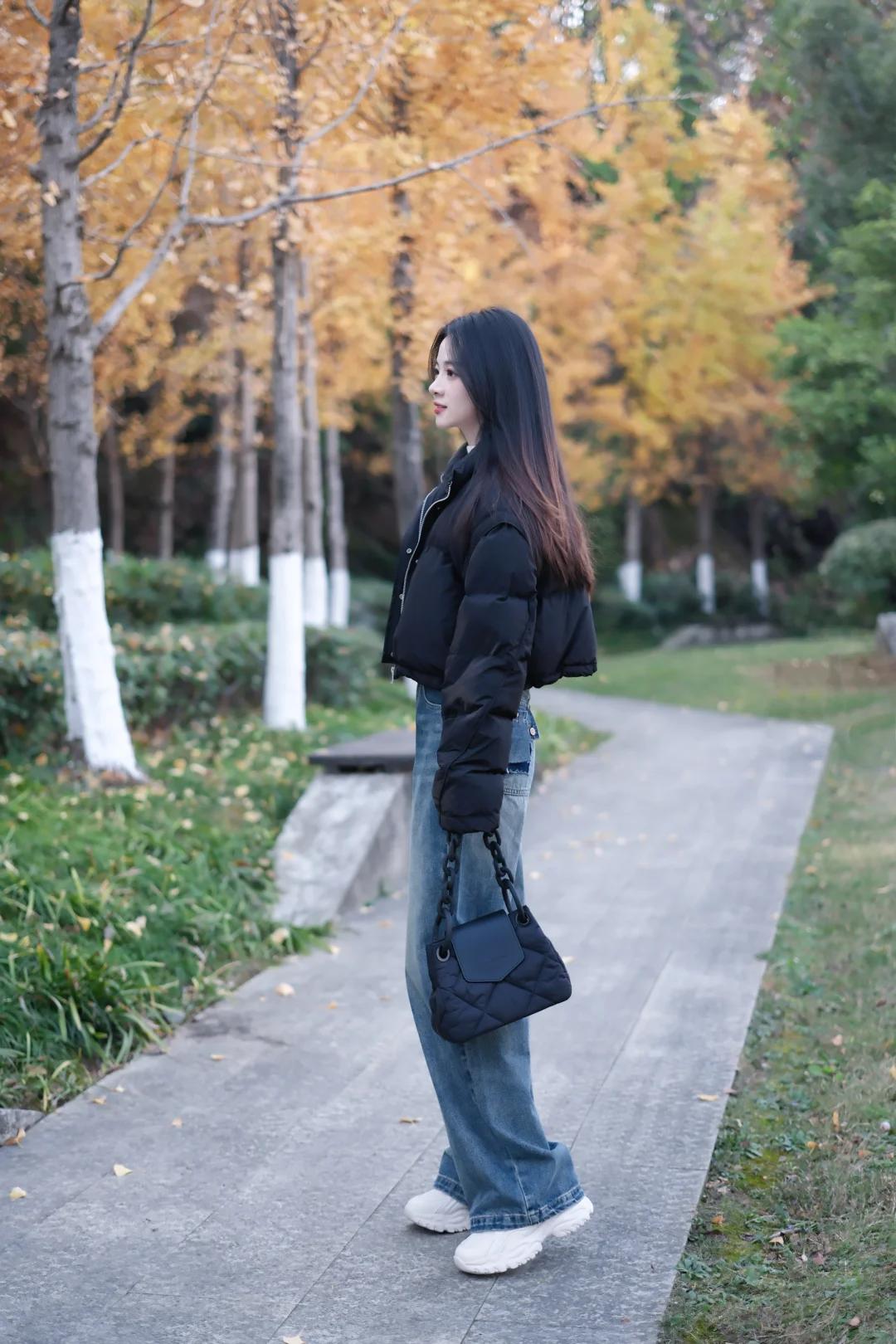 超短款羽绒服绝对是冬季打造好身材的神器~黑色超短款羽绒服，无论是搭配高腰牛仔