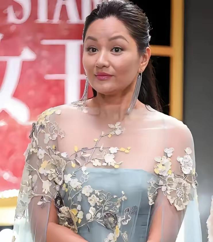 53岁的瞿颖，彻底打碎了所有人的“意难平”。她没嫁胡兵，没生孩子，却在清迈，给一