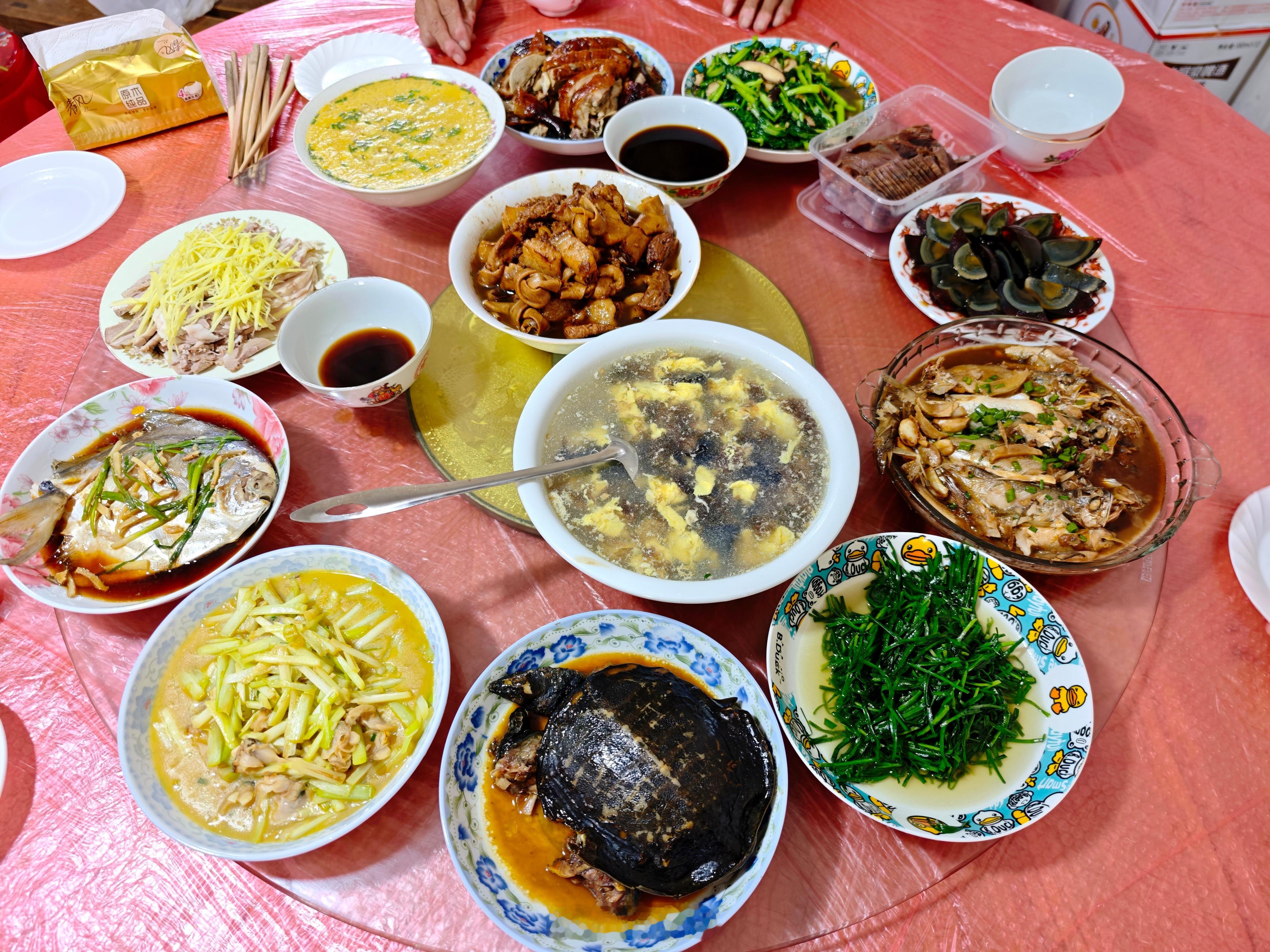 每顿都是一大桌子菜，这个假期涨了3斤肉了[捂脸哭]​​​