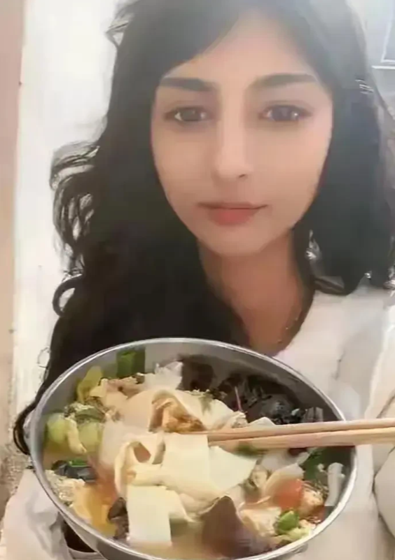 新婚3天就翻车！小黑妮踩的坑，和嘎子当年一模一样河南网红小黑妮新婚宴上的操
