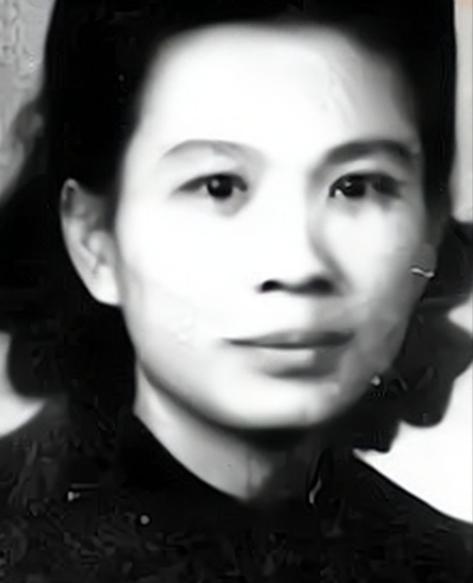 在1961年，一位年仅13岁的小学生填写履历表时，当涉及到父母一栏时，她却被老师