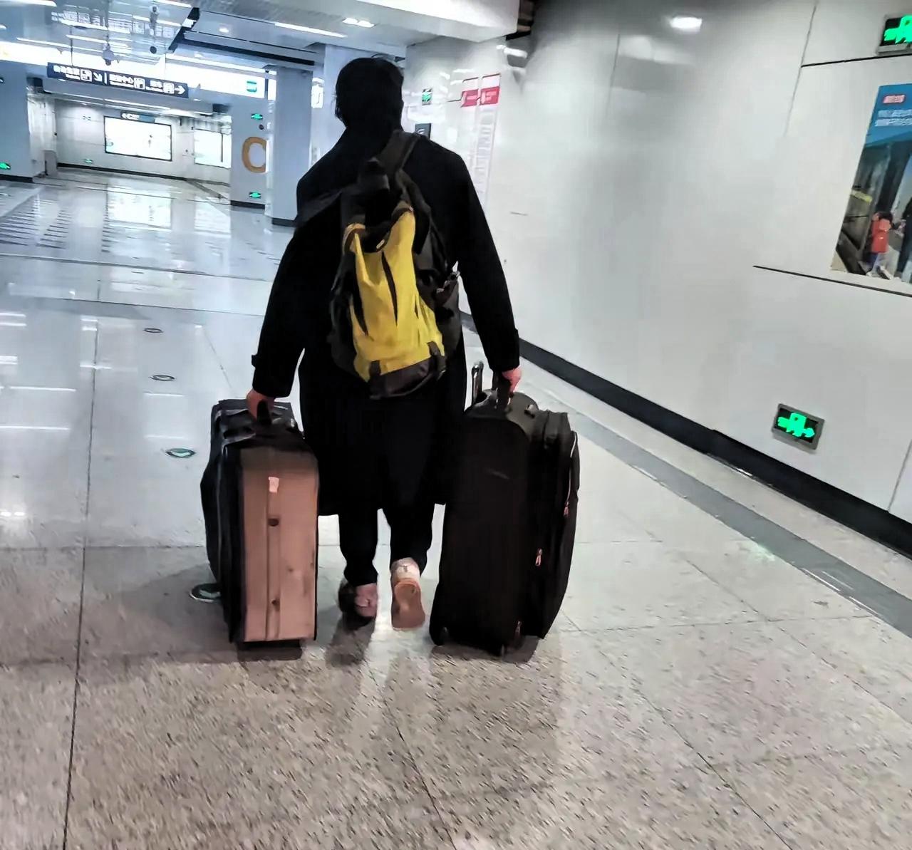 四川上门女婿张强，就因为偷偷给亲妈转了1000块钱，被老婆和丈母娘天天打骂，最终