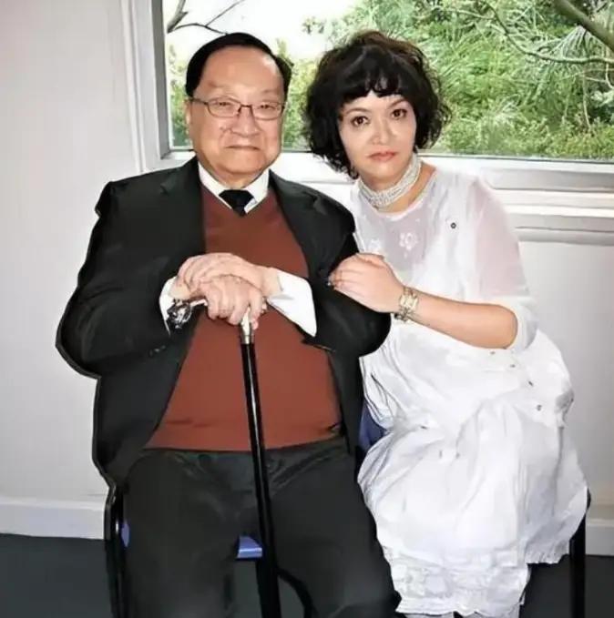 1976年，52岁的金庸爱上23岁女招待，他想要和妻子离婚，妻子说：“可以，但是