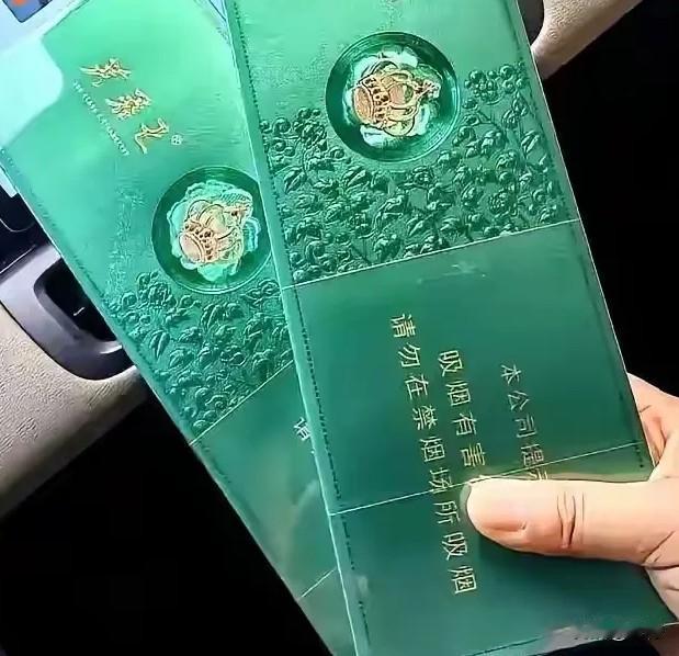 准女婿第一次上门，带了两条烟。家里没人抽烟，傍晚我和爱人就拿去小店想换成现钱。店