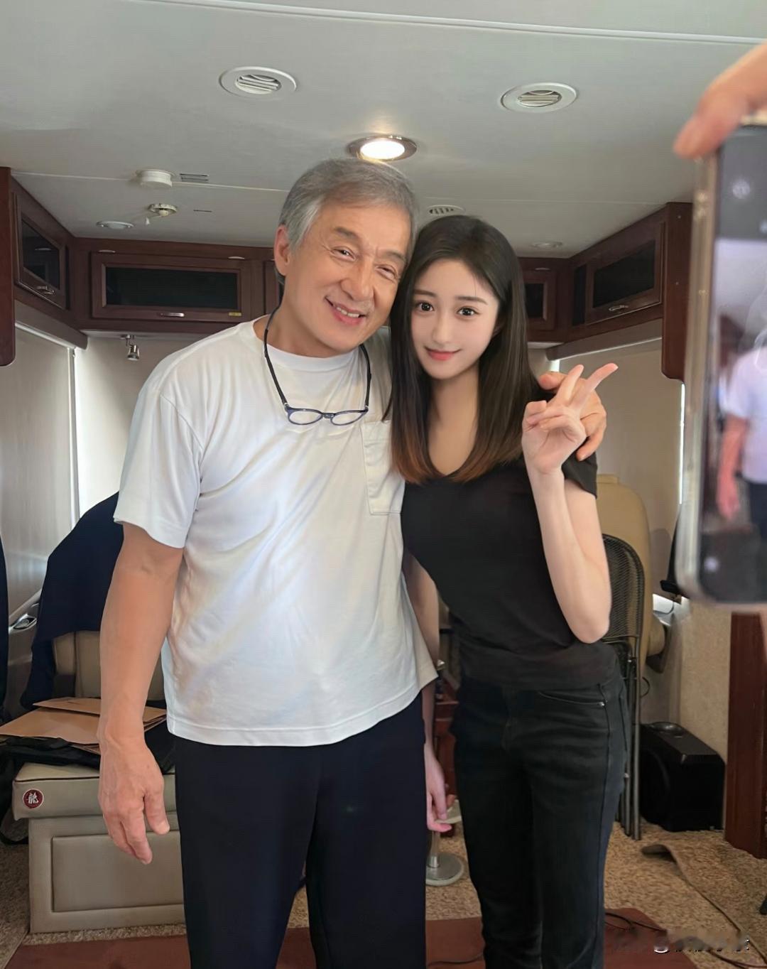 71岁成龙和后辈女星在房车上亲密合照，他看起来苍老了好多，白发苍苍，但脸色红润，