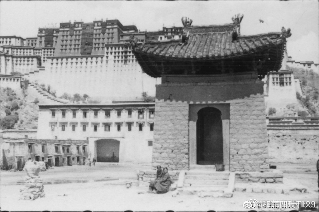 1791年，尼泊尔廓尔喀军队大举入侵西藏，洗劫了班禅驻锡地日喀则扎什伦布寺等后藏