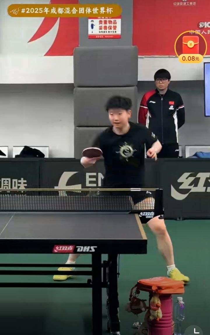 放下行李就来训练了[赞][笑着哭]！无论是教练还是选手，没有一个休息的，国乒主力