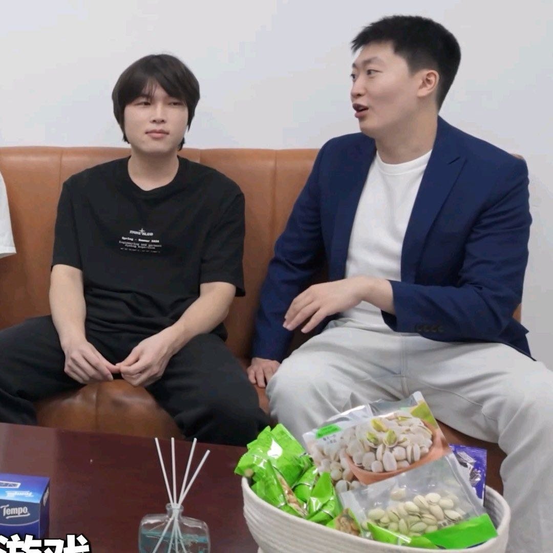 管泽元与Bin、Knight、Xun同框聊世界赛版本，被网友称为“世纪大和解”——BLG官博亲自下场