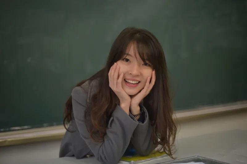 笔者做过民办高中学校的老师，做过初中老师，也做过小学老师，因此，许多同事喜欢问我
