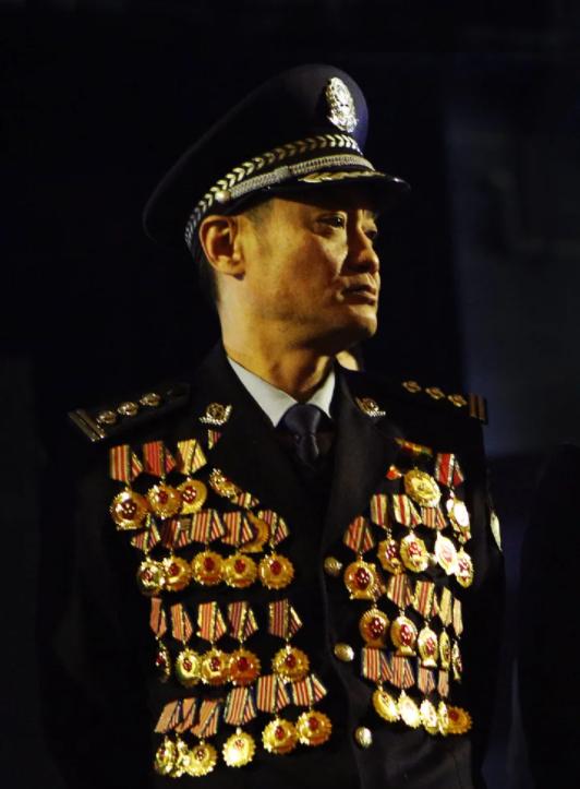 1998年，警官程鹏正在兰州火车站大厅巡逻，他见一男子行为可疑就上前盘问。谁知，