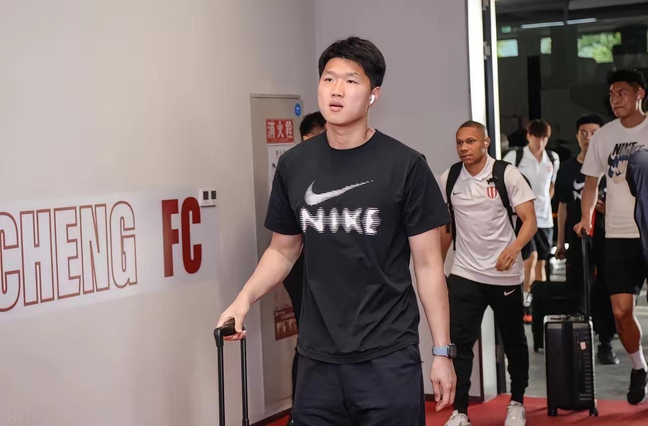 中超唯一以球队二门入选国足的也只有蓉城门将蹇韬了！这说明蓉城今年联赛能够霸占积分