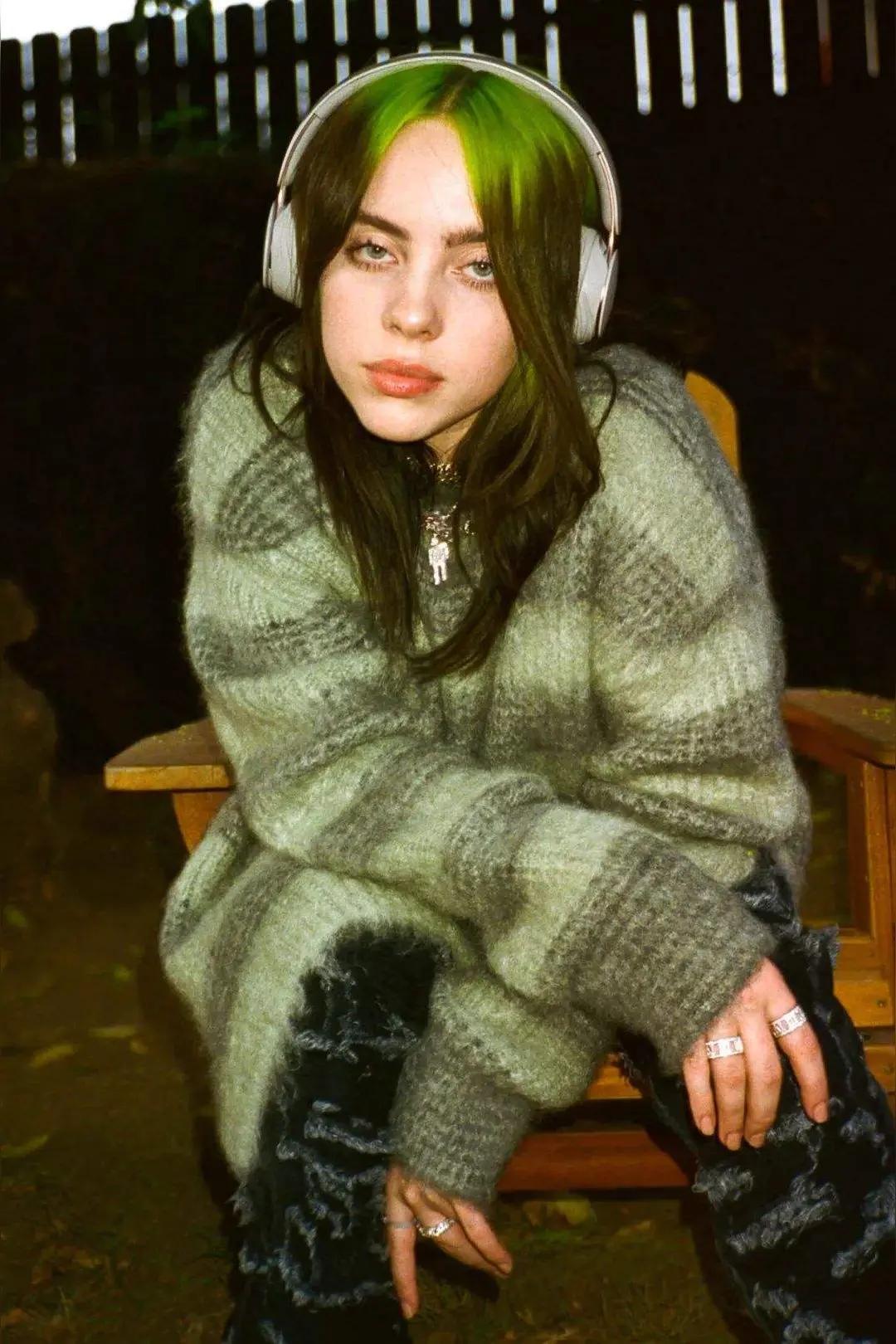 这个00后实在了不起，在格莱美，她不是简单地喊一声“Iceout”，也没有用“