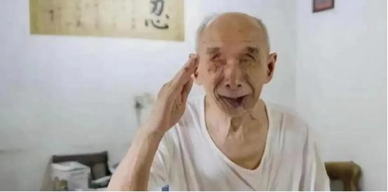 2016年，江苏女子在家中打扫卫生的时候，意外翻出一日军大印，多次询问父亲，才知