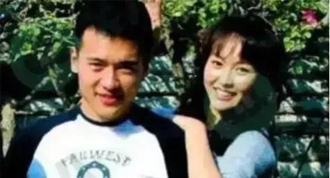 2010年，身价5000万的唐嫣和高云翔同居三年，高云翔再次求婚：“糖糖，这是我