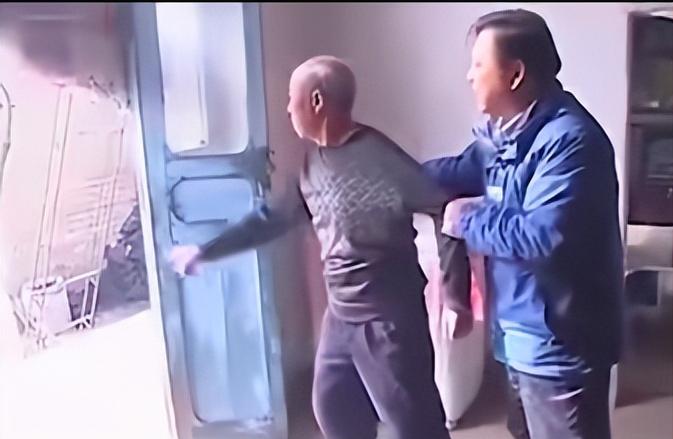 母亲联合4个女儿毒打大儿媳，父亲不但不劝阻，反尔拿着一把杀猪刀，站在一旁叫嚣：“