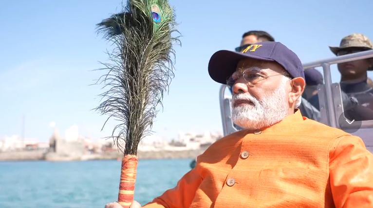 地球表面已无法满足，印度总理莫迪这回跑到海底打坐念经，记忆中上一次整这么大动静还