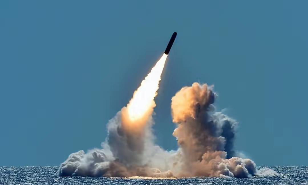 中国领先全球的3大顶尖武器，有1款能打击美全境，令美国害怕。第一个是巨浪-3导