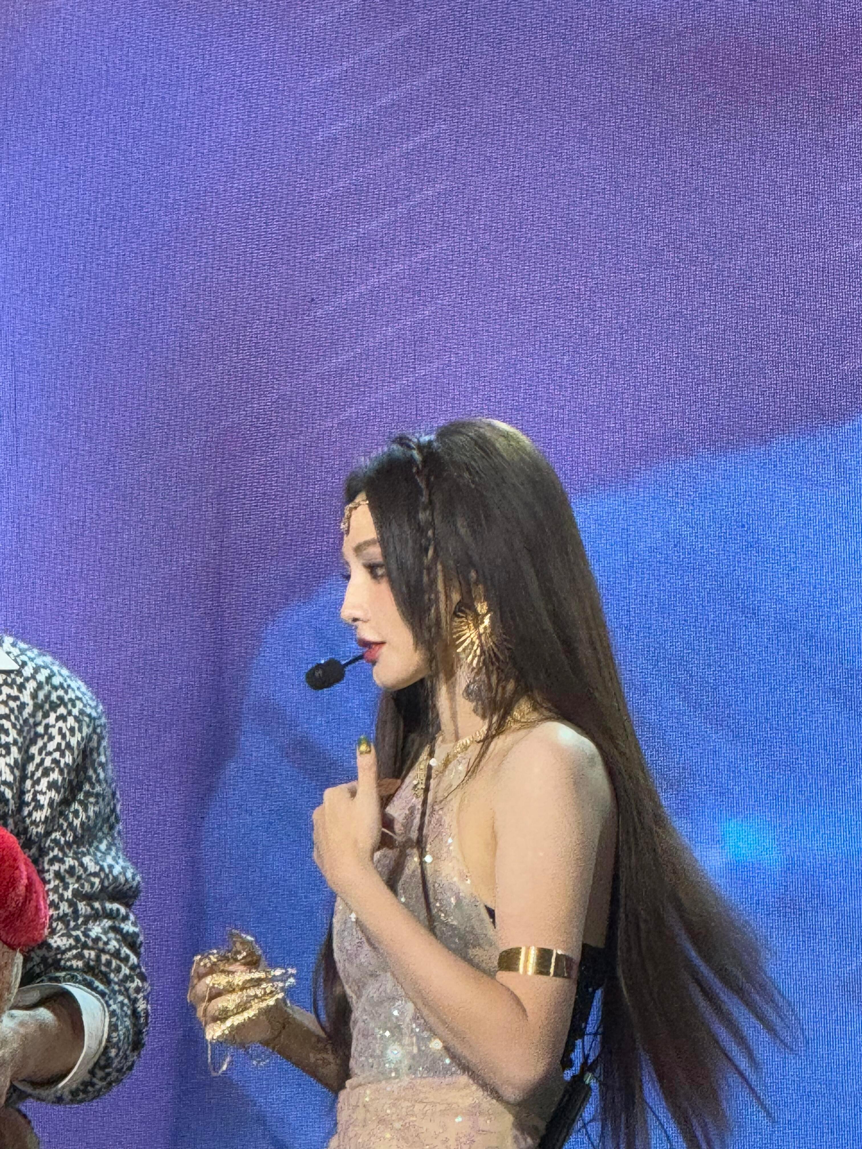 彭小苒我想看着大家离开回头望时，那个站在空旷舞台中央的身影，竟成了所有人共同的