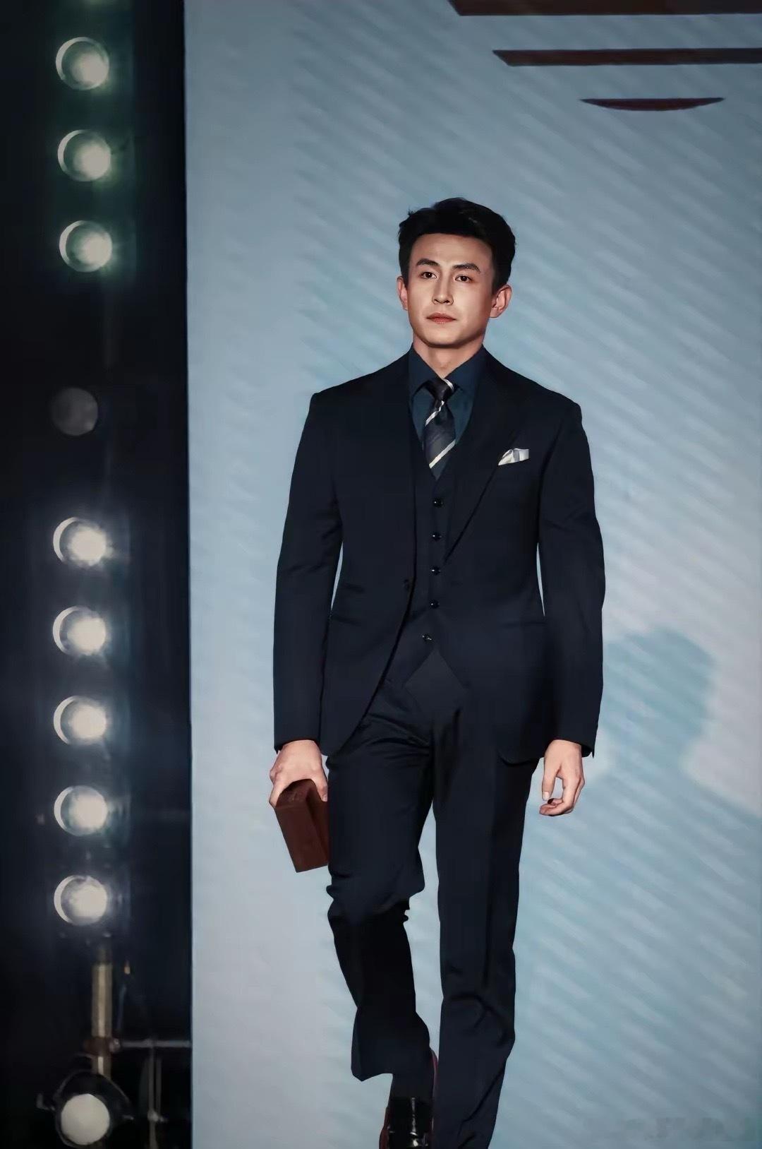 从短剧走出来的柯淳去了尖叫之夜从短剧走出来的刘萧旭要参加星光大赏而他是第一个也是