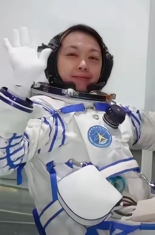 昨天晚上看了黎家盈出征的直播。我好奇的问老公。这姑娘怎么笑得这么好看？他看了