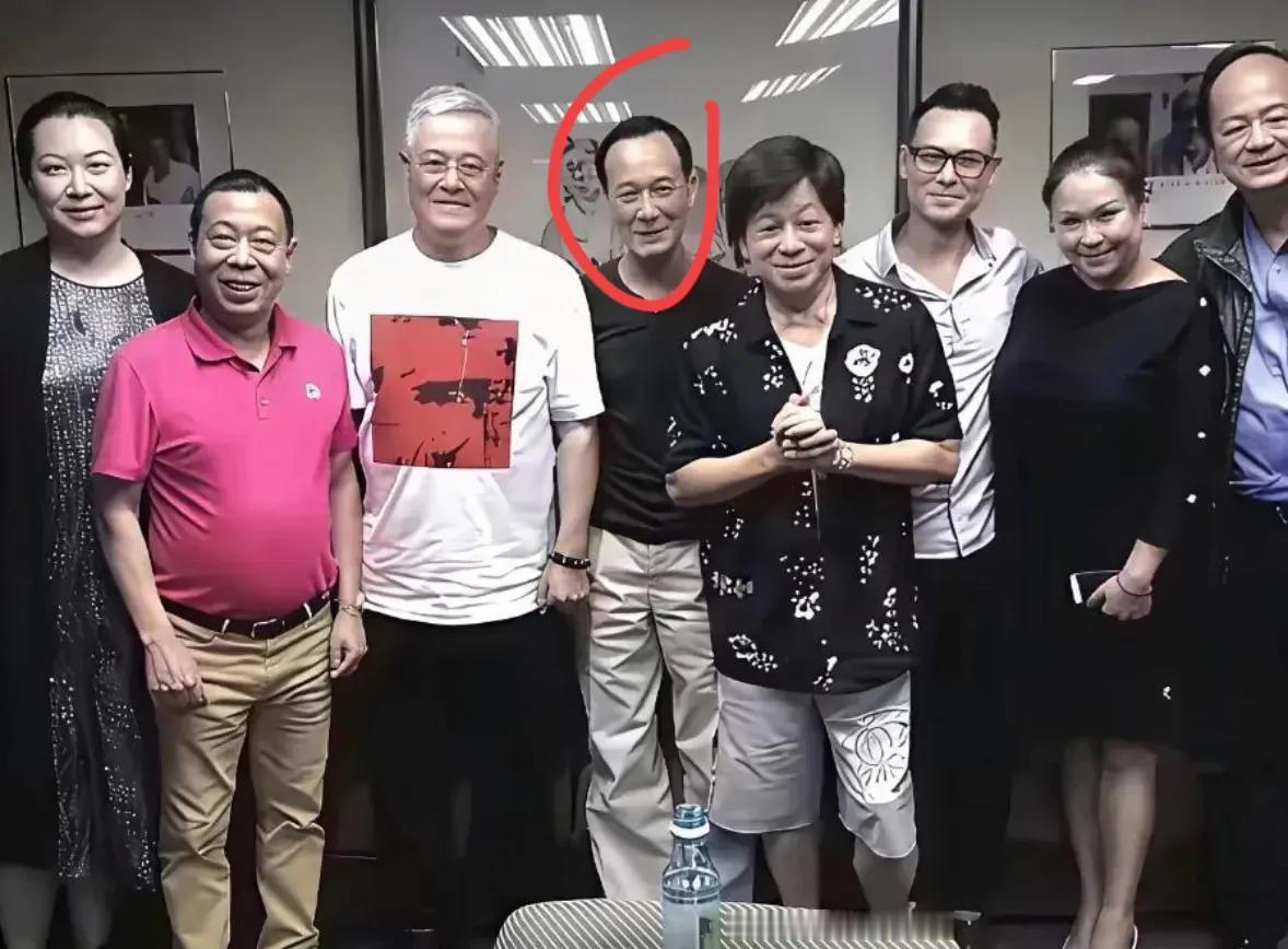 这是哪位大佬和赵本山合影，能够站在C位，这张合照汇聚内地喜剧代表赵本山，还有陈惠