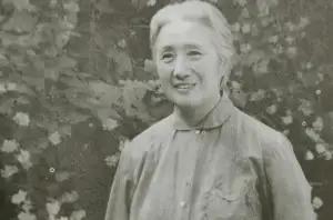 1921年，董竹君刚生下第三个女儿，婆婆便走到她跟前，小声说：“为你好，快掐死孩