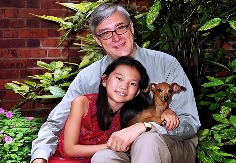 西班牙夫妻收养贵州女童，十二载后孩子离世，警察翻开养父电脑，全是养女的不堪照